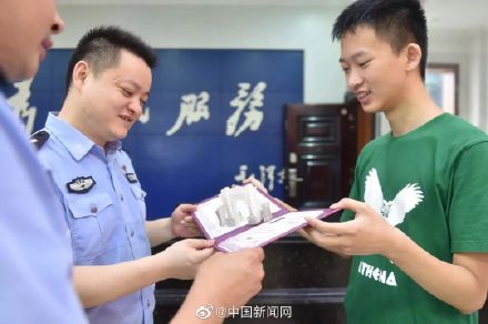 小伙拿着清华录取通知书跑进派出所报喜：感谢警察资助3年学费
