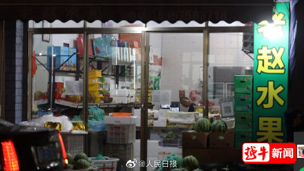 水果店里有远方!水果大叔6年写诗三百首 水果店里有远方!水果大叔6年写诗三百首