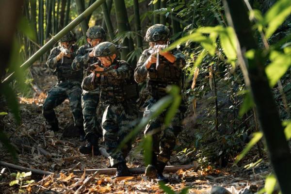 武警官兵:夏日炎炎砺兵忙 武警官兵:夏日炎炎砺兵忙