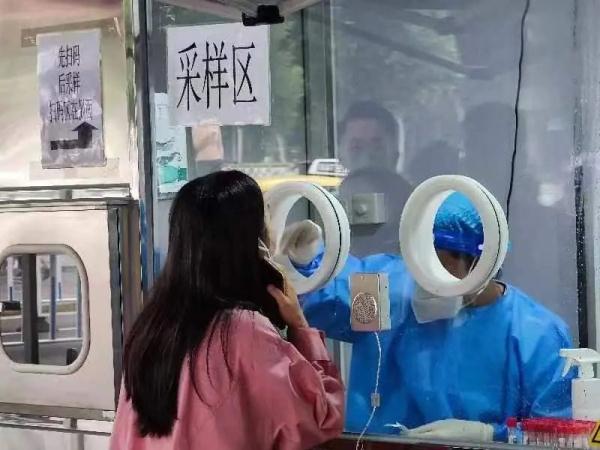 终于不穿“大白”了！上海部分核酸采样员已“换装”：穿着“小蓝”精神都没那么紧绷了