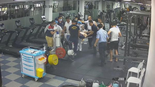 黄金5分钟！一男子健身时倒地，他们接力施救→