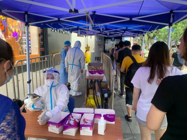 终于不穿“大白”了！上海部分核酸采样员已“换装”：穿着“小蓝”精神都没那么紧绷了