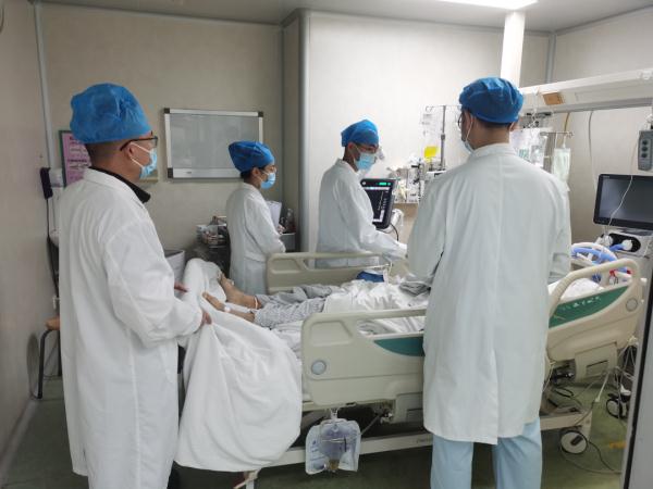 三伏天感冒发烧,62岁阿姨关空调捂被发汗,结果“捂”成热射病 三伏天感冒发烧,62岁阿姨关空调捂被发汗,结果“捂”成热射病