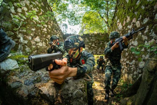 武警官兵:夏日炎炎砺兵忙 武警官兵:夏日炎炎砺兵忙