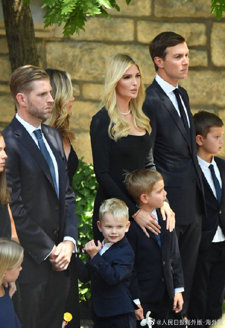 特朗普出席前妻伊万娜葬礼 三名子女全部到场