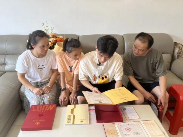 军校录取通知书开箱！网友：羡慕这个词我已经说倦了