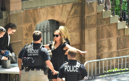 特朗普出席前妻伊万娜葬礼 三名子女全部到场