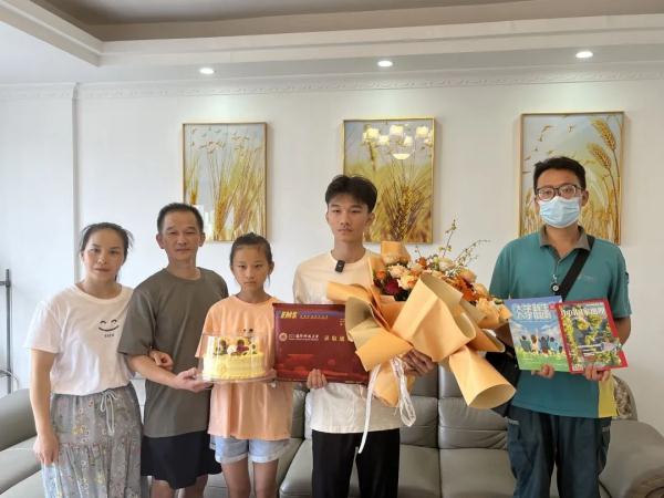 军校录取通知书开箱！网友：羡慕这个词我已经说倦了