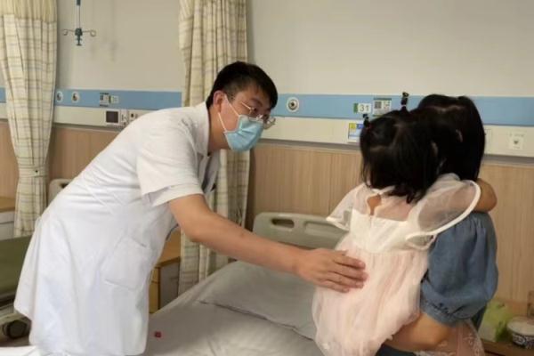 从6楼坠落被好心人接住！获救女童有了新变化