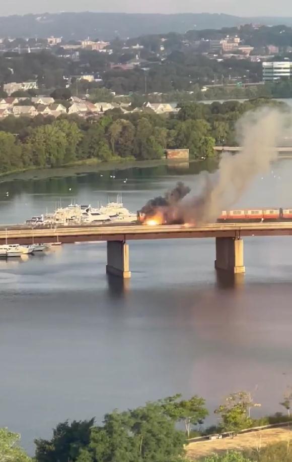 当地时间7月21日上午,一列火车途径美国马萨诸塞州萨默维尔时突然起火