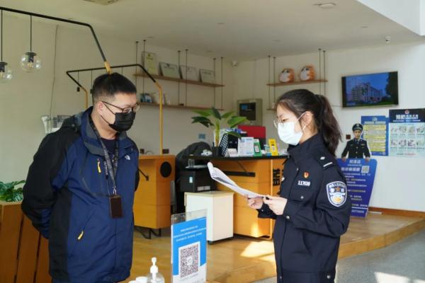 杭州女子被忽悠进宾馆，看到床头柜一样东西，瞬间清醒！