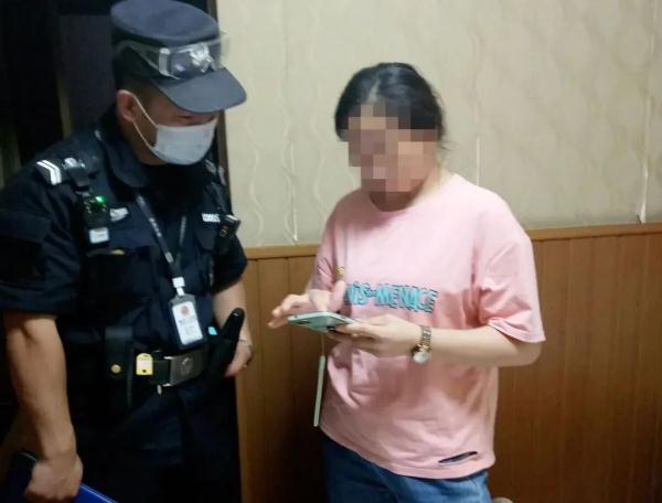 杭州女子被忽悠进宾馆，看到床头柜一样东西，瞬间清醒！