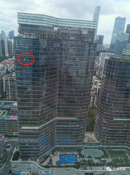 惊险！女子穿浴袍在高楼窗外站立，目击者：人已被救