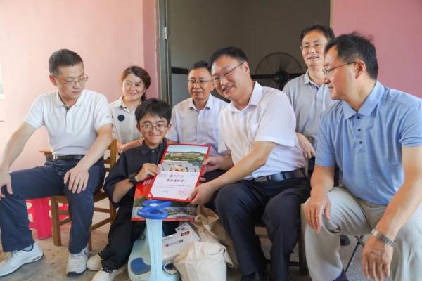 今天下午 “扭扭车”男孩张亮拿到通知书啦