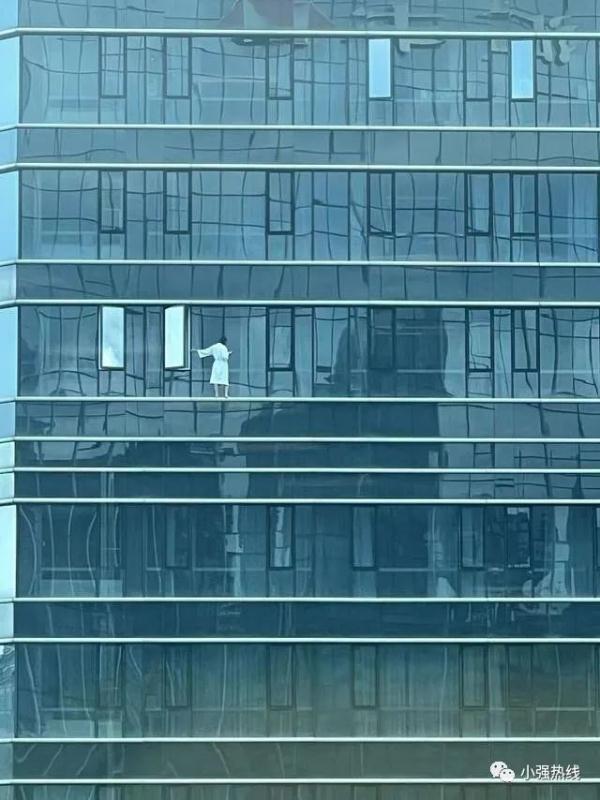 惊险！女子穿浴袍在高楼窗外站立，目击者：人已被救