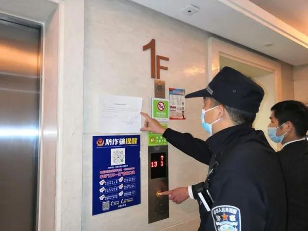 杭州女子被忽悠进宾馆，看到床头柜一样东西，瞬间清醒！