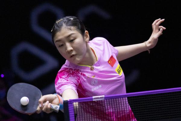 WTT乒乓球冠军赛：梁靖崑遗憾出局 中国队包揽女单四强