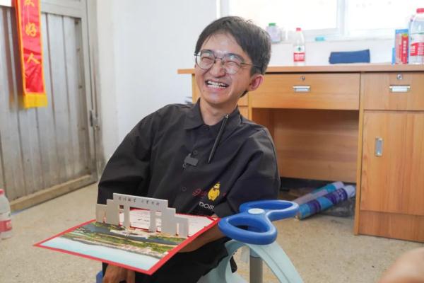 今天下午 “扭扭车”男孩张亮拿到通知书啦