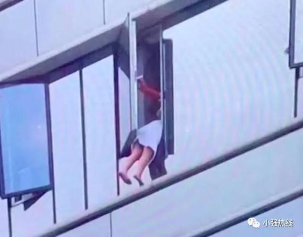 惊险！女子穿浴袍在高楼窗外站立，目击者：人已被救