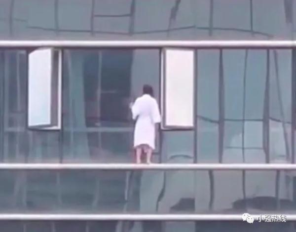 惊险！女子穿浴袍在高楼窗外站立，目击者：人已被救