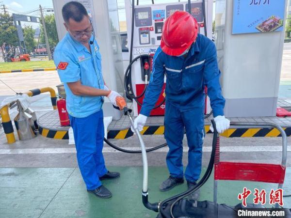 频繁“跳枪”有猫腻？专家详解加油常见误区