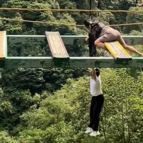 责令关停!十岁儿童在湖北景区体验“步步惊心”项目坠桥 责令关停!十岁儿童在湖北景区体验“步步惊心”项目坠桥