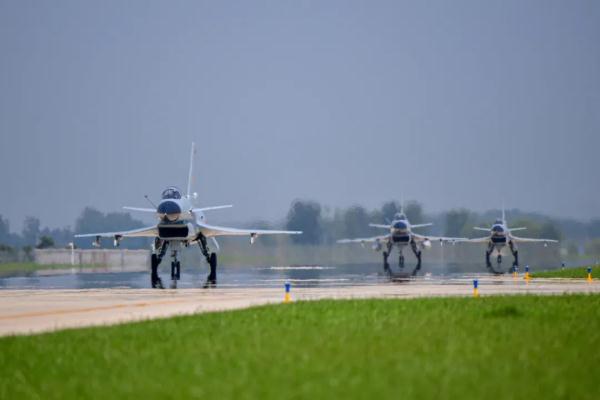 00后已奔赴战斗一线,飞行员好苗子从初中开始培养! 00后已奔赴战斗一线,飞行员好苗子从初中开始培养!