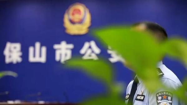 站在阴影里作报告的他，23年生死卧底上百次！
