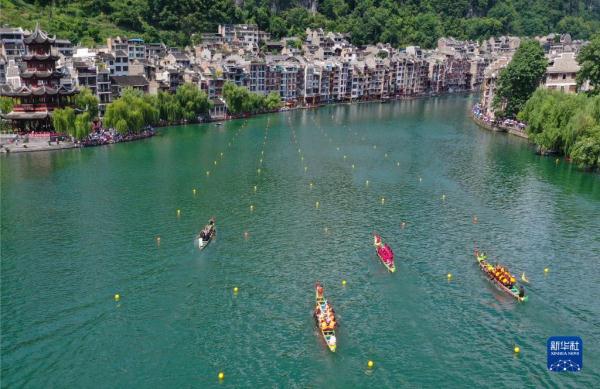 贵州镇远：龙舟竞技助力旅游发展