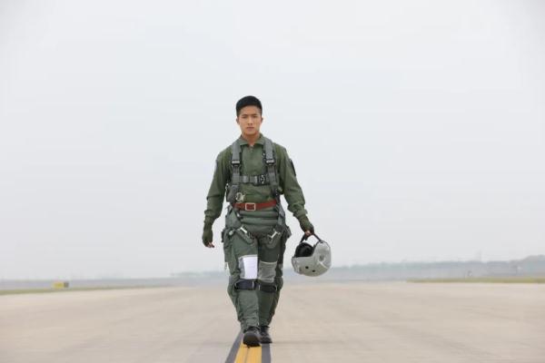 00后已奔赴战斗一线,飞行员好苗子从初中开始培养! 00后已奔赴战斗一线,飞行员好苗子从初中开始培养!