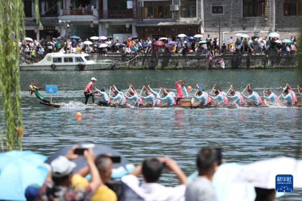 贵州镇远：龙舟竞技助力旅游发展