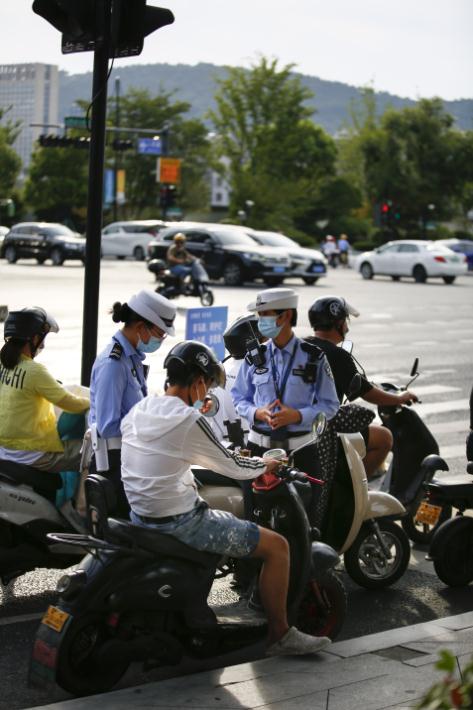 高温红色预警！地表近50℃，杭州这3个95后女孩，美得让人心疼！