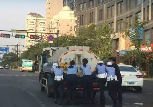 高温红色预警！地表近50℃，杭州这3个95后女孩，美得让人心疼！