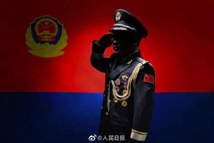 这位全国优秀人民警察站在阴影里作报告