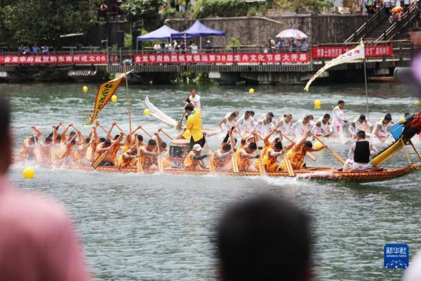 贵州镇远：龙舟竞技助力旅游发展