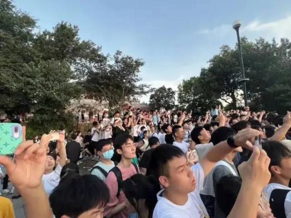 长沙岳麓山被游客踩矮了？官方回应！