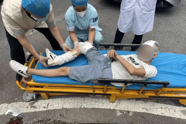顺德17岁少年骑摩托载两名朋友去玩，令人担心的一幕发生了……