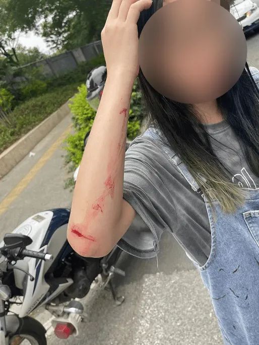 顺德17岁少年骑摩托载两名朋友去玩，令人担心的一幕发生了……