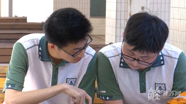 高考成绩仅相差3分 南京双胞胎一起考上南大 高考成绩仅相差3分 南京双胞胎一起考上南大