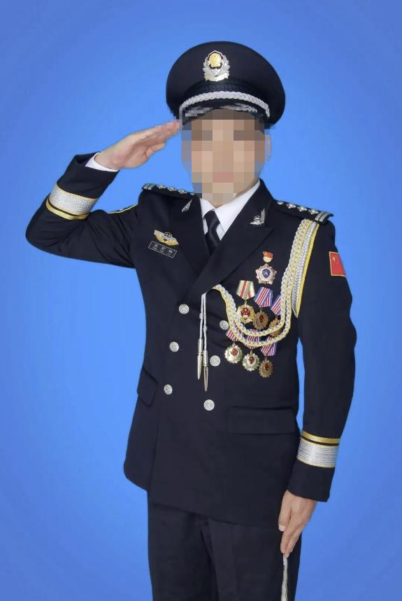 站在阴影里作报告的他，23年生死卧底上百次！