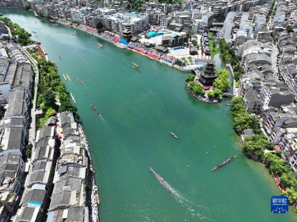 贵州镇远：龙舟竞技助力旅游发展