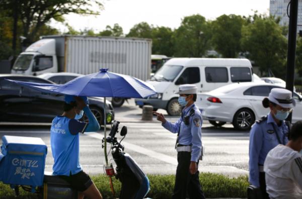 高温红色预警！地表近50℃，杭州这3个95后女孩，美得让人心疼！