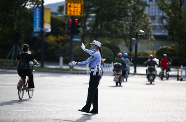 高温红色预警！地表近50℃，杭州这3个95后女孩，美得让人心疼！