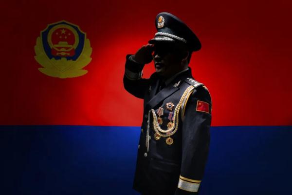 站在阴影里作报告的他，23年生死卧底上百次！