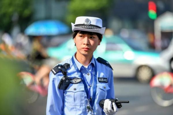 高温红色预警！地表近50℃，杭州这3个95后女孩，美得让人心疼！