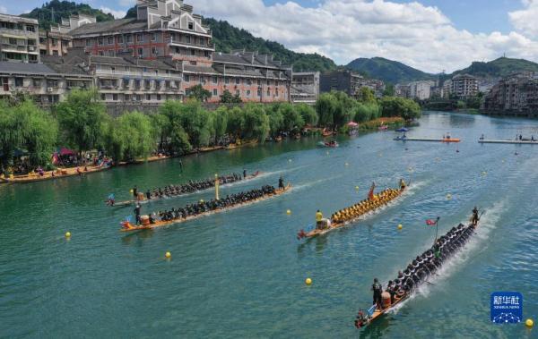 贵州镇远：龙舟竞技助力旅游发展