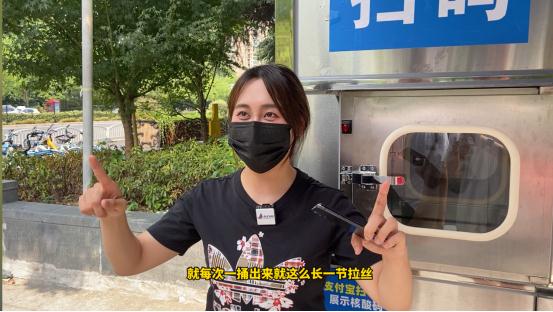 上海有座“自带弹幕”的核酸亭：“咽下口水，不然容易拉丝！”