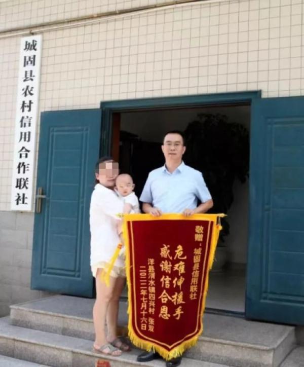 车祸现场，女子怀抱奄奄一息的孩子求救……他停下了！