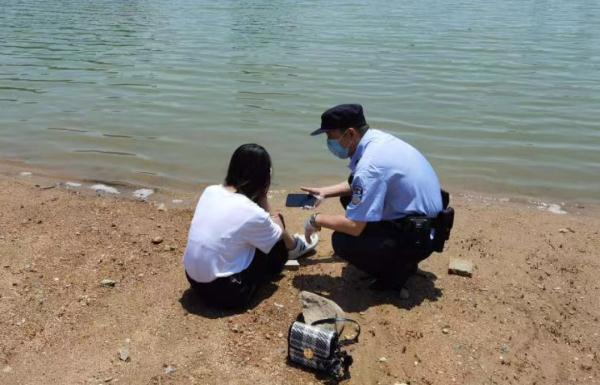 杭州一姑娘蜷缩在湖边……民警一看吓坏