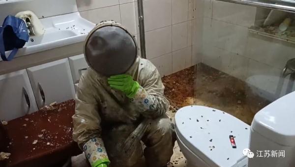 头皮发麻!足足160斤,家中掏出这个大家伙 头皮发麻!足足160斤,家中掏出这个大家伙